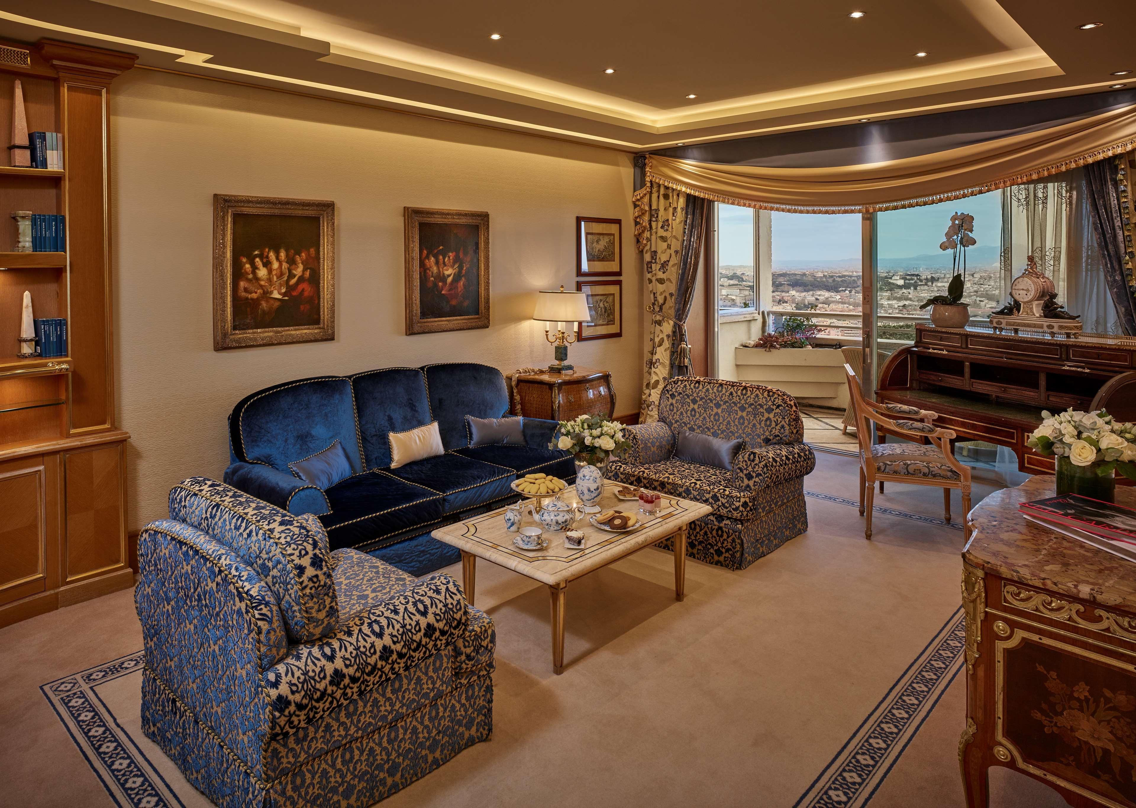 Rome Cavalieri, A Waldorf Astoria Hotel Buitenkant foto The living room of a Presidential Suite