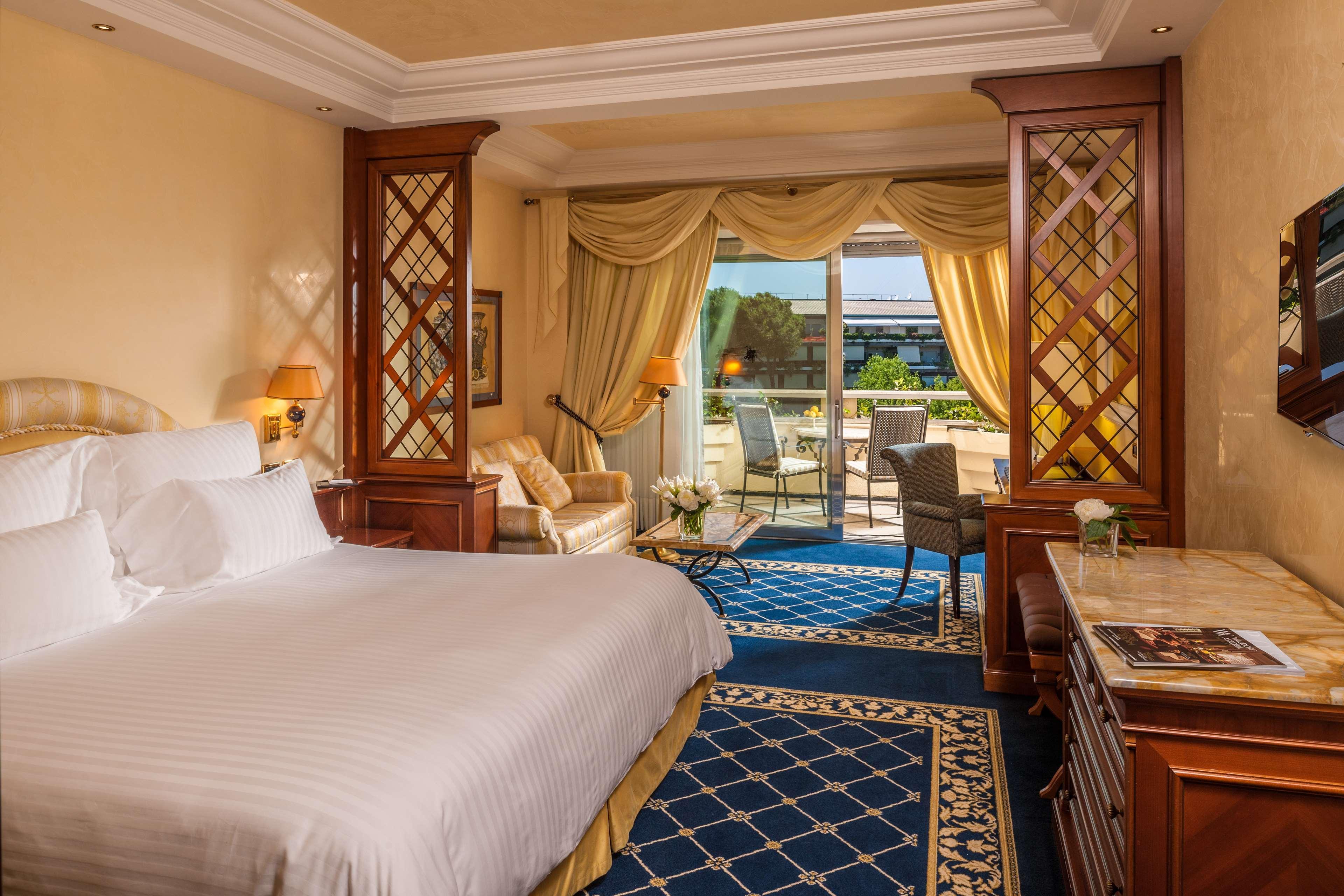 Rome Cavalieri, A Waldorf Astoria Hotel Buitenkant foto A room at the hotel