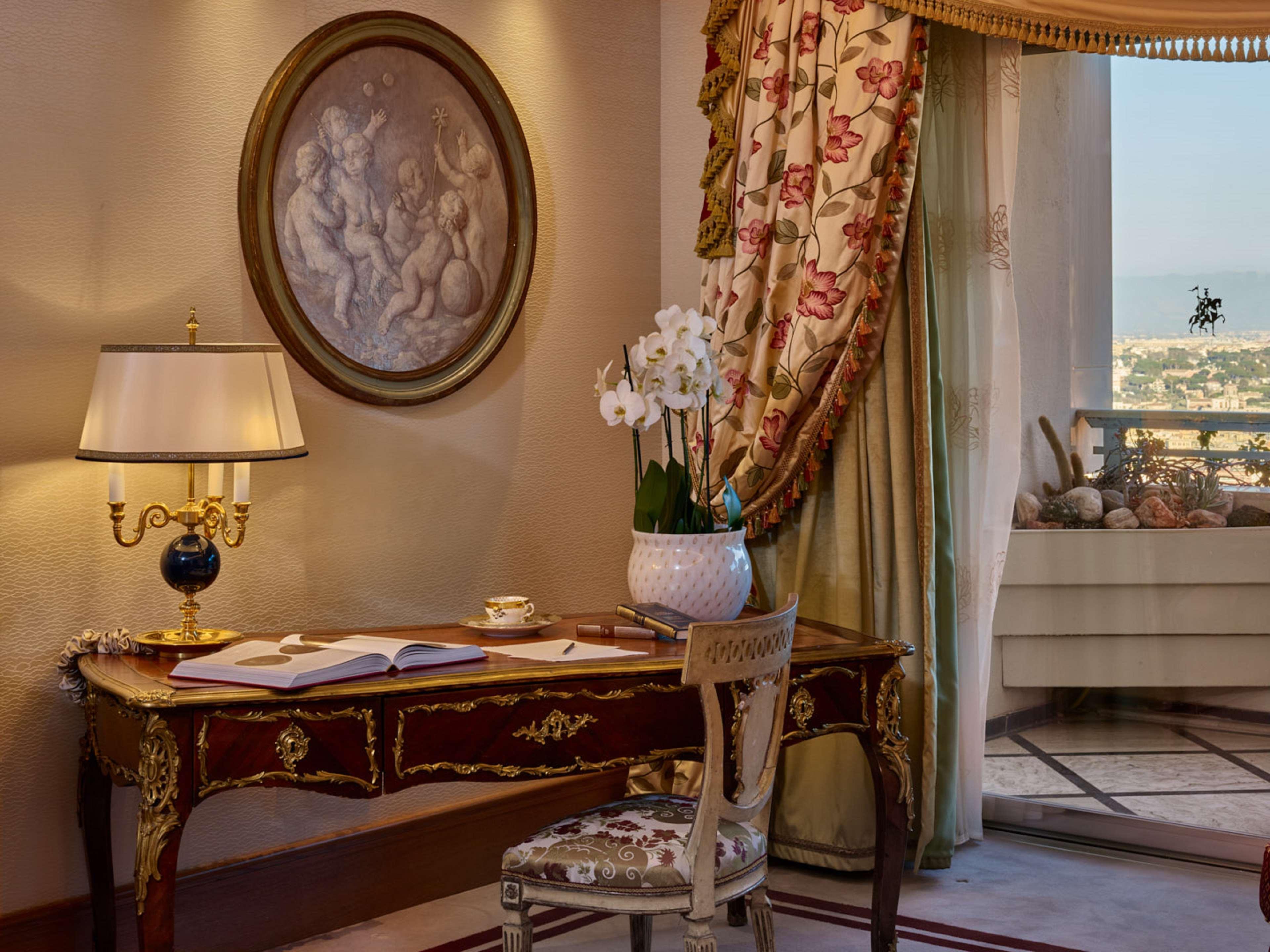 Rome Cavalieri, A Waldorf Astoria Hotel Buitenkant foto A desk in a suite at the Four Seasons Hotel, Los Angeles